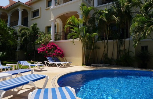 Puerto Aventuras Condominio | Condominio junto a la piscina en relajante comunidad cerrada del océano.