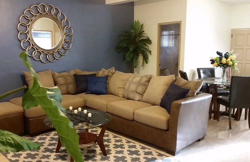 Tamuning Condominio | La mejor relación calidad / lujo de 2 bd condominio cerca de la playa!