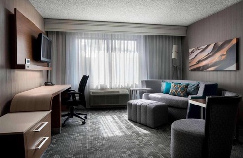 Tempe Hotel | Best Value, Quality Stay! Relaxing Unit, Pets Allowed, Outdoor Pool!