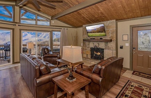 Chalet Village Chalet De Esquí | BEST VIEWS OF DOWNTOWN LIGHTS ANAKEESTA MT LECONTE TRAM SKY BRIDGE SKI HOT TUB