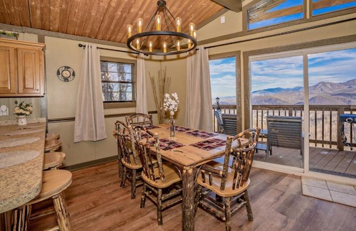 Chalet Village Chalet De Esquí | BEST VIEWS OF DOWNTOWN LIGHTS ANAKEESTA MT LECONTE TRAM SKY BRIDGE SKI HOT TUB