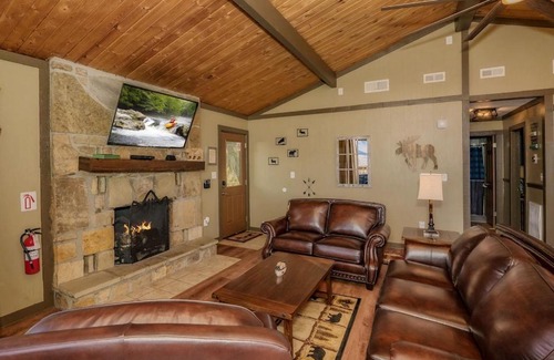 Chalet Village Chalet De Esquí | BEST VIEWS OF DOWNTOWN LIGHTS ANAKEESTA MT LECONTE TRAM SKY BRIDGE SKI HOT TUB