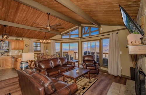 Chalet Village Chalet De Esquí | BEST VIEWS OF DOWNTOWN LIGHTS ANAKEESTA MT LECONTE TRAM SKY BRIDGE SKI HOT TUB
