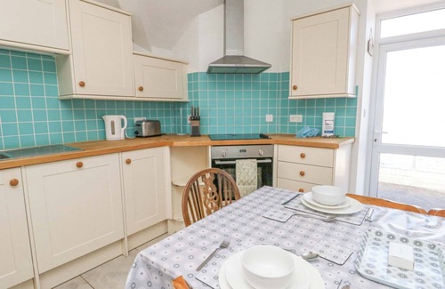 Holyhead Cabaña | BETHAN APARTMENT, pet friendly, with pool in Trearddur Bay