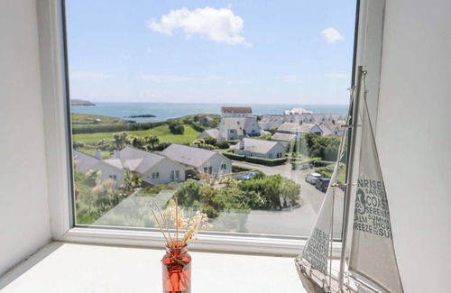Holyhead Cabaña | BETHAN APARTMENT, pet friendly, with pool in Trearddur Bay