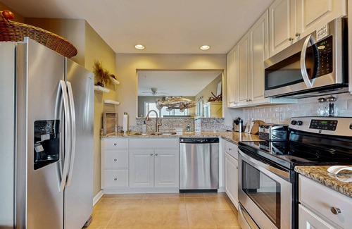 Ocean View Condominio | Bethany Bay 2nd floor condo w/shared pool, tennis court, on-site golf, balcony