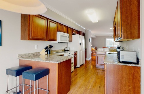 Ocean View Condominio | Bethany Marina bayfront condo with pool, 4 bikes, fireplace, water views