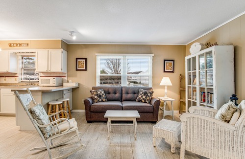 Frankford Condominio | Bethany Meadows Condo w/Free WiFi, Shared Pool & Tennis Court, W/D, AC, Patio