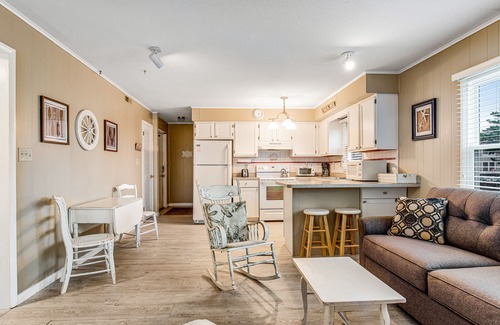 Frankford Condominio | Bethany Meadows Condo w/Free WiFi, Shared Pool & Tennis Court, W/D, AC, Patio
