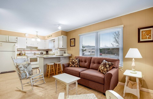 Frankford Condominio | Bethany Meadows Condo w/Free WiFi, Shared Pool & Tennis Court, W/D, AC, Patio