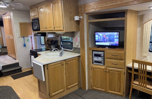 Beulah Casa | Betsie - Excellent 35Ft RV Camper in the Woods Fire Pit & Hot Tub Access