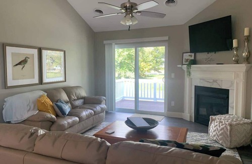 Bettendorf Apartamento | Bettendorf Condo: 2BR, 2BA, Garage, King master, Pets Welcome!