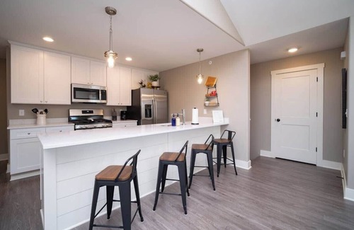 Bettendorf Apartamento | Bettendorf Gem: 3BR Apartment w/ King Suite & Office!