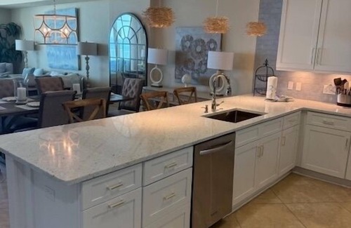 Orange Beach Condominio | Better Than The Ritz ~ Canasta de vino / merienda de bienvenida ~ ¡Balcón romántico!