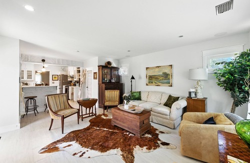 Dripping Springs Casa | Betty Jo & Buffalo Gals-Historic Downtown/Outdoor Oasis & Hot Tub