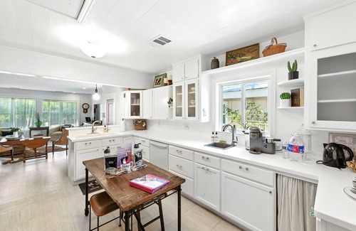 Dripping Springs Casa | Betty Jo & Buffalo Gals-Historic Downtown/Outdoor Oasis & Hot Tub