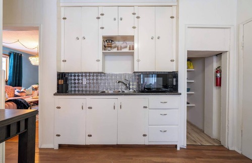 East Kootenay Apartamento | Betty Lou's Library | Vintage | Downtown Cranbrook