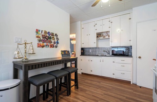 East Kootenay Apartamento | Betty Lou's Library | Vintage | Downtown Cranbrook