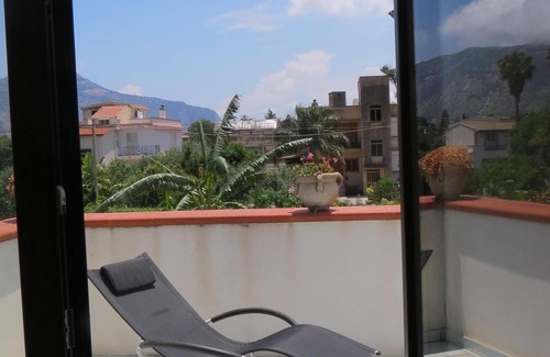 Partanna Villa | Il Roseto di Betty, apartamento con jardín en villa dos elevaciones
