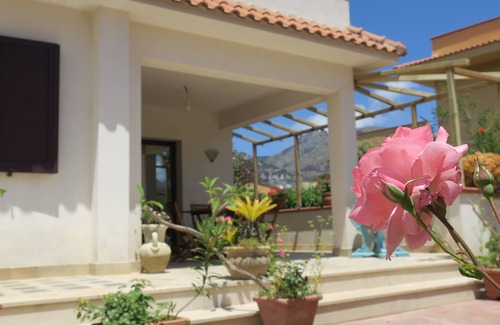 Partanna Villa | Il Roseto di Betty, apartamento con jardín en villa dos elevaciones