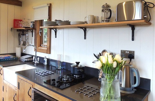 Lydney Cabina | Betty Shepherd's Hut - sleeps 2 guests in 1 bedroom