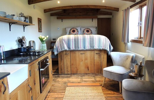 Lydney Cabina | Betty Shepherd's Hut - sleeps 2 guests in 1 bedroom
