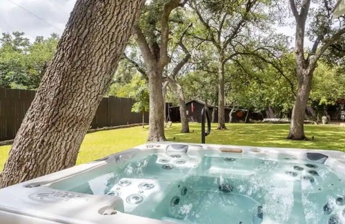 Dripping Springs Casa | BettyJo - Historic Downtown/Outdoor Oasis & Hot Tub