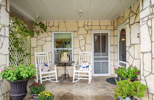 Dripping Springs Casa | BettyJo - Historic Downtown/Outdoor Oasis & Hot Tub