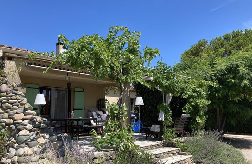 Entraigues-sur-la-Sorgue Casa | Between Avignon and Ventoux, garden villa, swimming pool