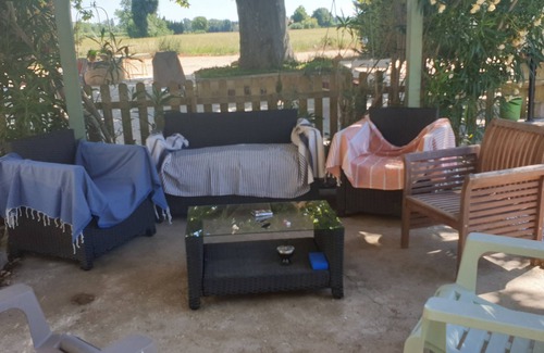 Saint-Martin-de-Crau Apartamento | Casa rural en propiedad agrícola para 5 personas, cerca del centro.
