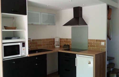 Gemenos Apartamento | Between hills and sea, in PROVENCE small independent LOFT, quiet, luxurious comfort