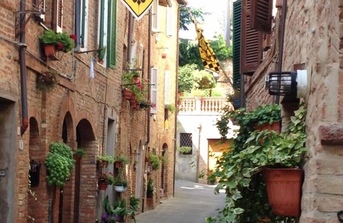 Citta della Pieve Casa | entre Umbría y Toscana, una casa en el callejón florido de Città della Pieve.