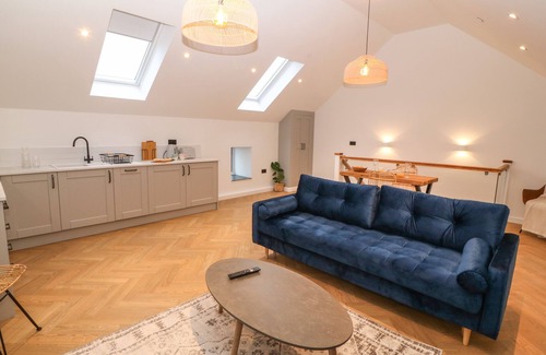 Ty Croes Cabaña | BEUDY, pet friendly, with hot tub in Llangefni