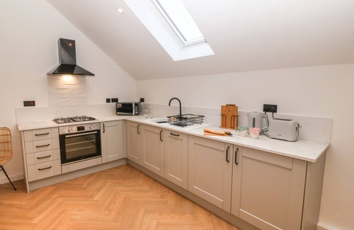 Ty Croes Cabaña | BEUDY, pet friendly, with hot tub in Llangefni