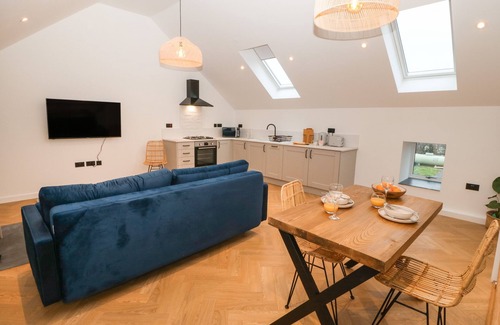 Ty Croes Cabaña | BEUDY, pet friendly, with hot tub in Llangefni