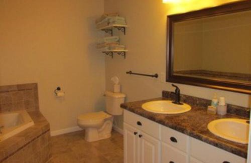 Beulah Apartamento | Beulah Land Guest House w/King Bed & Jacuzzi Tub