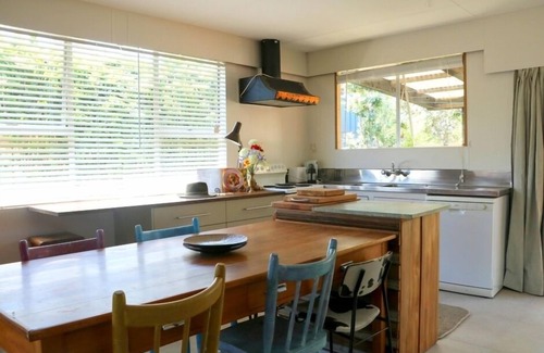 Whangamata Casa | Beverley Tce bach, tropical, funky y espacioso.