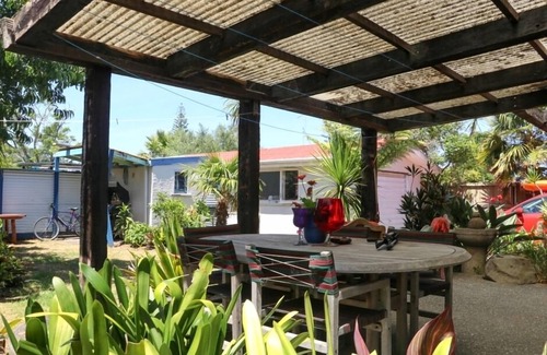 Whangamata Casa | Beverley Tce bach, tropical, funky y espacioso.