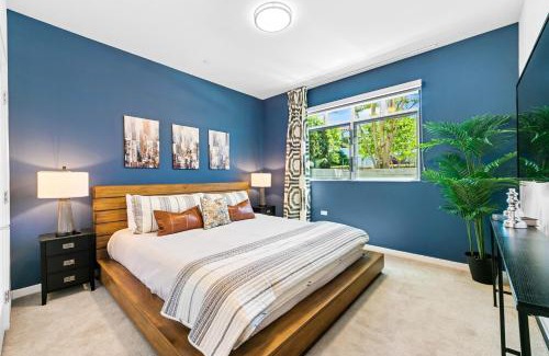 Carthay Circle Apartamento | Beverly Grove Chic City Oasis 2 BR Apt with Den 138