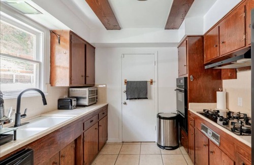 Beverly Glen Casa | Beverly Hills Canyon Private Home w/Backyard- 10 mins from Rodeo Drive