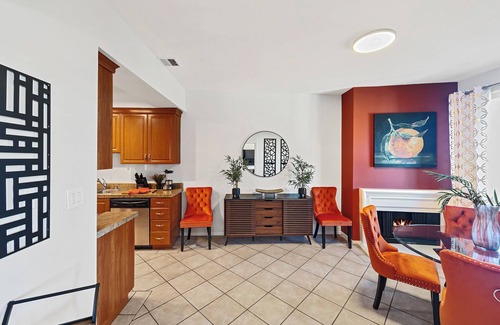 Beverly Hills Apartamento | Beverly Hills Haven 2 BR Apt + Murphy Bed, Parking