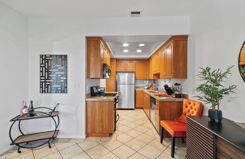 Beverly Hills Apartamento | Beverly Hills Haven 2 BR Apt + Murphy Bed, Parking