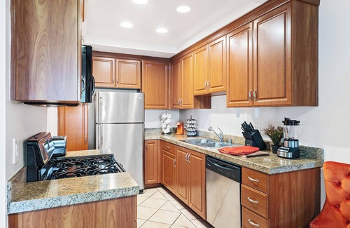 Beverly Hills Apartamento | Beverly Hills Haven 2 BR Apt + Murphy Bed, Parking