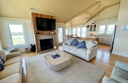 Ocracoke Casa | Relajarse en un ambiente informal en esta hermosa casa que tiene un mont�����n de cubiertas que ofrecen vistas del pantano.