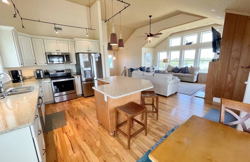 Ocracoke Casa | Relajarse en un ambiente informal en esta hermosa casa que tiene un mont�����n de cubiertas que ofrecen vistas del pantano.