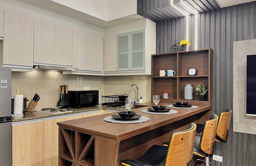 Pinagsama Apartamento | BGC Venice Condo - Balcony, Pool & WiFi - Suite 19