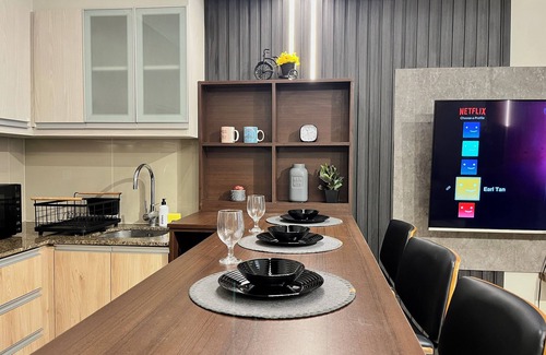 Pinagsama Apartamento | BGC Venice Condo - Balcony, Pool & WiFi - Suite 19