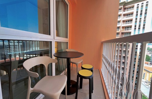 Pinagsama Apartamento | BGC Venice Condo - Balcony, Pool, Wi-Fi - Suite 16