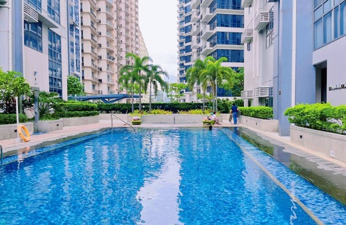 Pinagsama Apartamento | BGC Venice Condo - Pool & Wi-Fi - Suite 14B