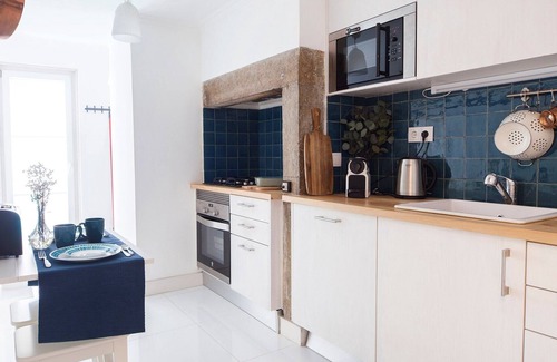 Santos Apartamento | Bica 1 - Cordoeiros - Wonderful two bedroom apartment, fully renovated and decorated with lots of co
